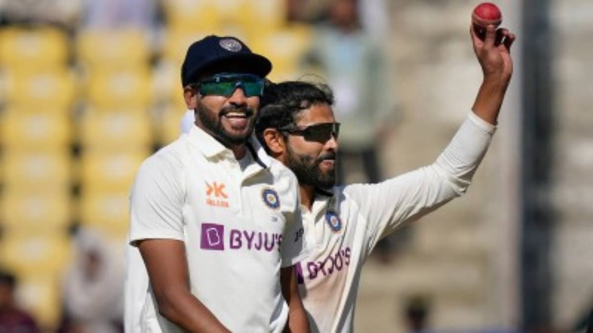 Watch: Ravindra Jadeja and Mohammed Siraj accused of ball tampering -  Crictoday